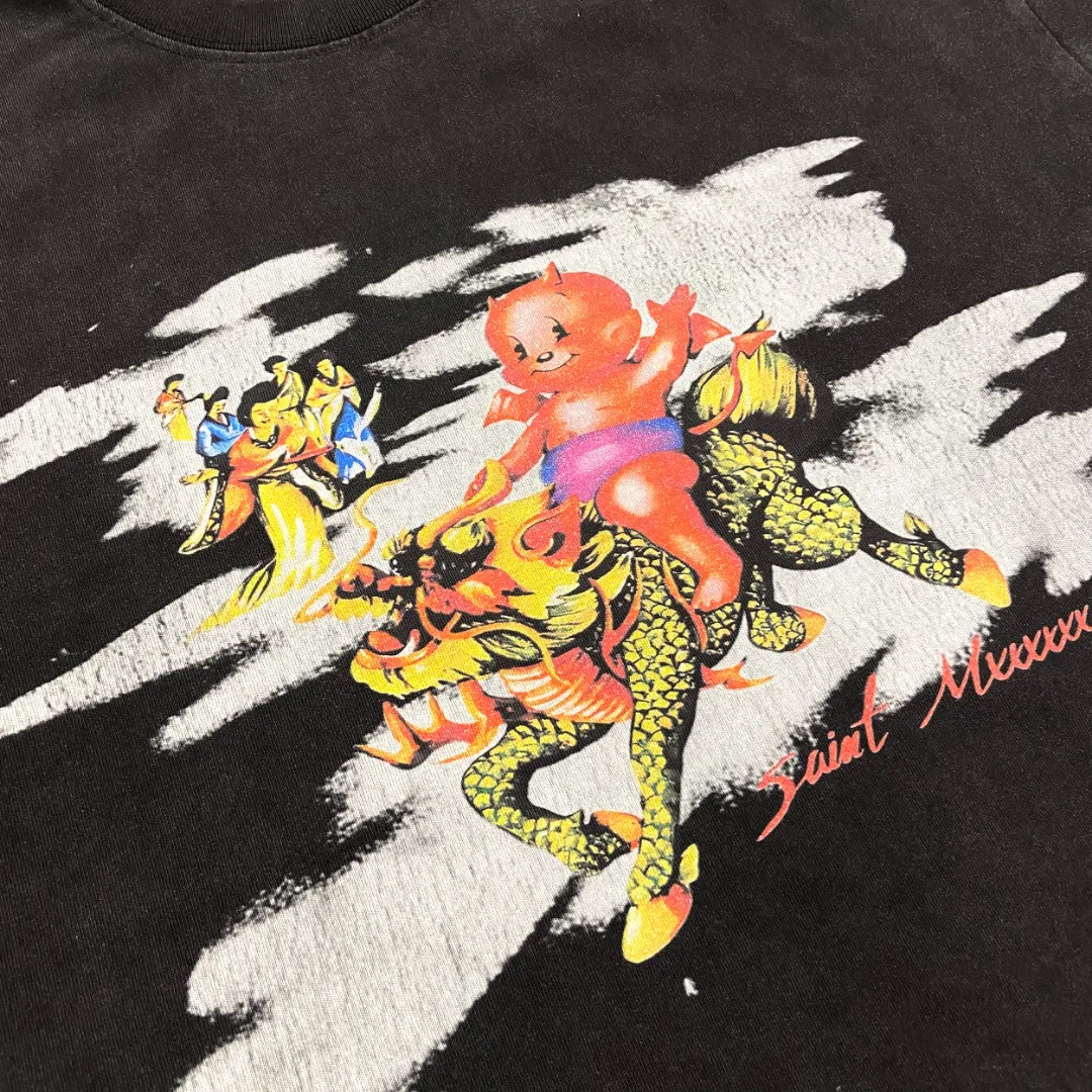 saint michael's new Red Boy and the Seven Fairies retro print old Vintage loose short-sleeved T-shirt. Digital white ink direct injection. The fabric is breathable and the pattern is three-dimensional and clear. Fabric: Double yarn 240g Style number: S886 Size: S-M-L-XL Color: Washed black Price: P118